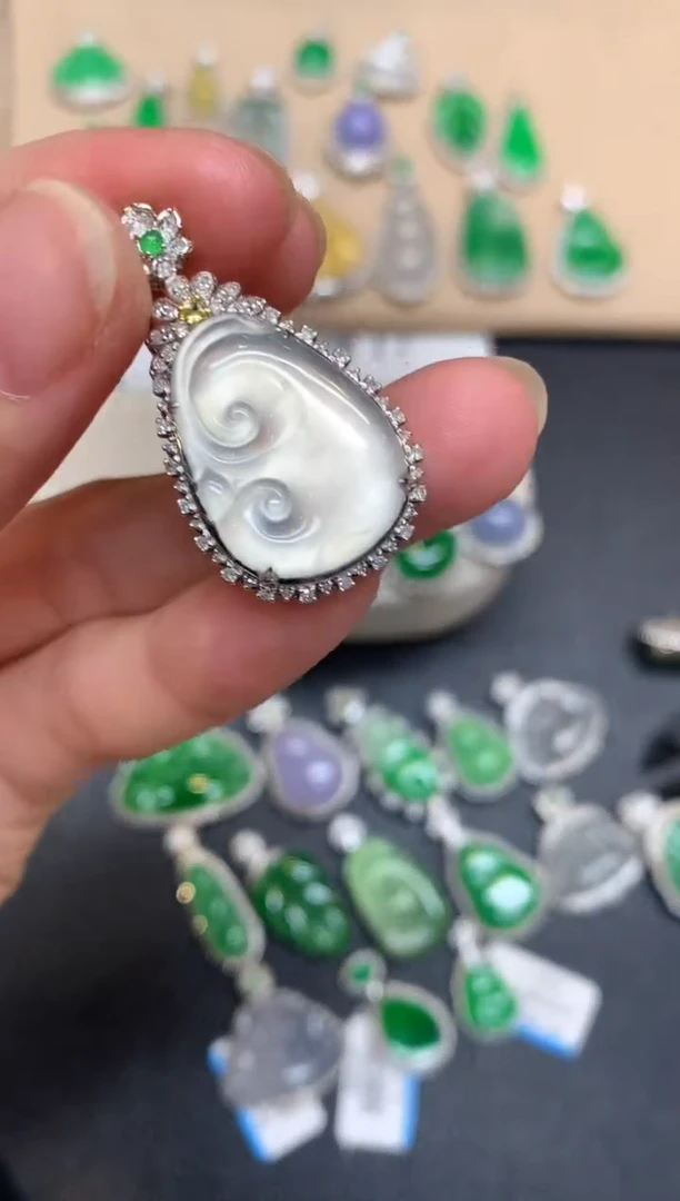 颈饰18K金镶嵌翡翠如意【无服务费