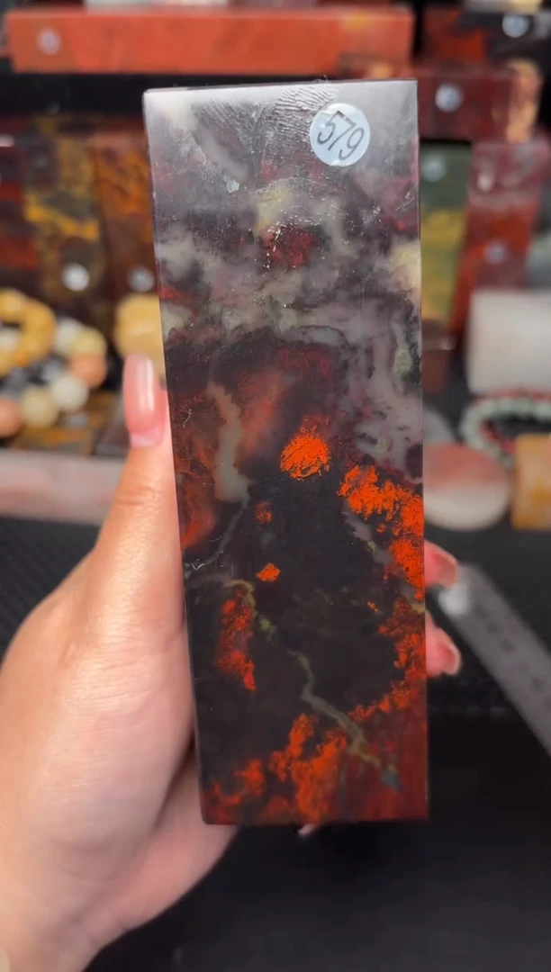 玉桂林鸡血玉摆件 编号：579