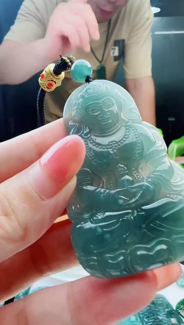 翡翠未镶嵌颈饰多样性发货其中一件