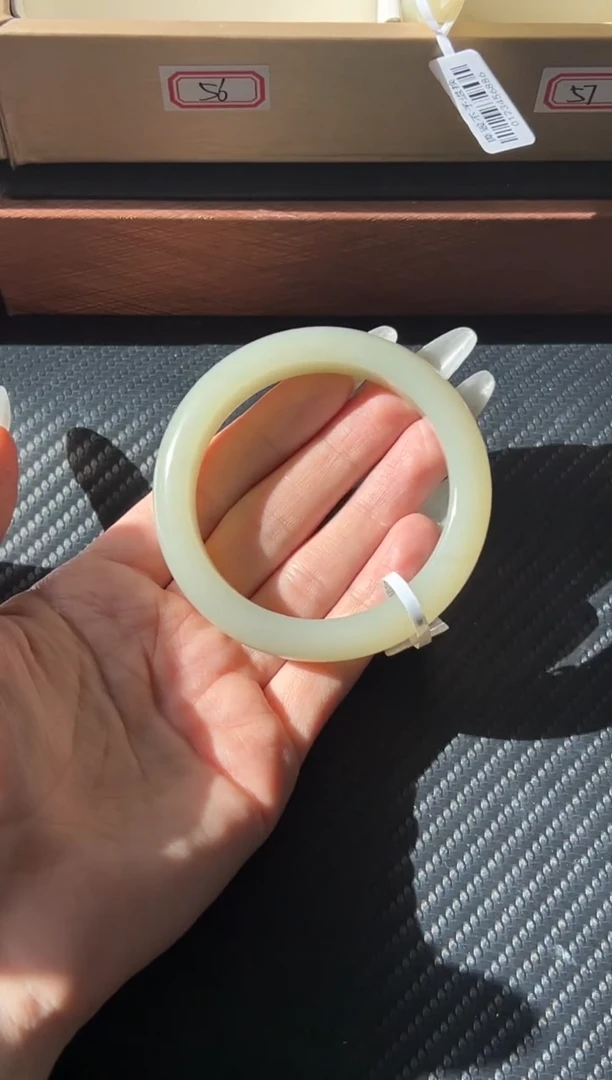 未镶嵌手镯和田玉且末微色差近矿56手镯