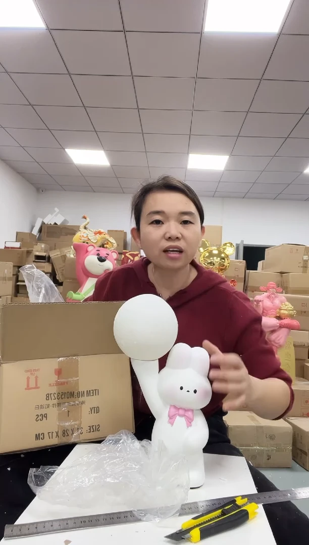 树脂捧灯兔桌面摆件微瑕