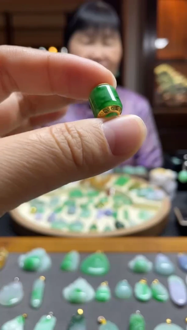 【闪购商品】翡翠颈饰18K金镶嵌路路通