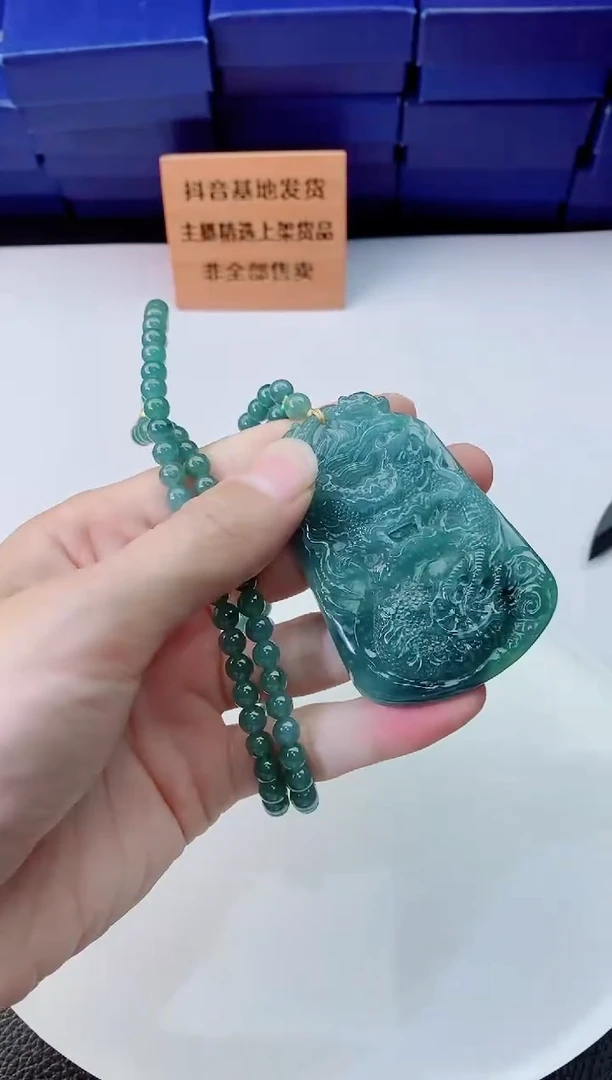 翡翠未镶嵌颈饰1