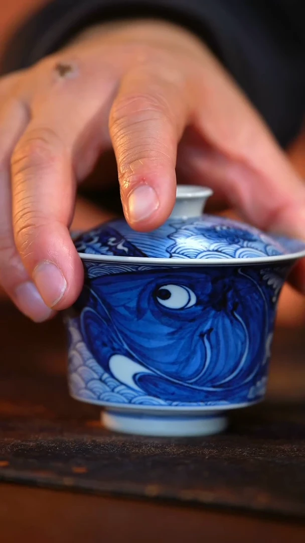 瓷仿元青花大头鱼马蹄盖碗