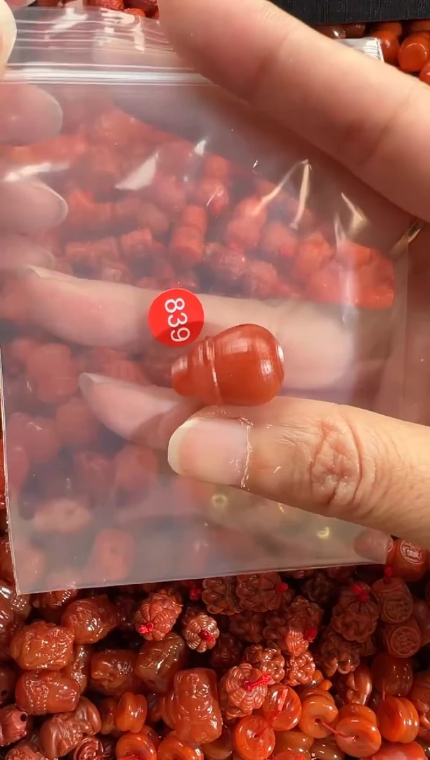 南红玛瑙未镶嵌颈饰1