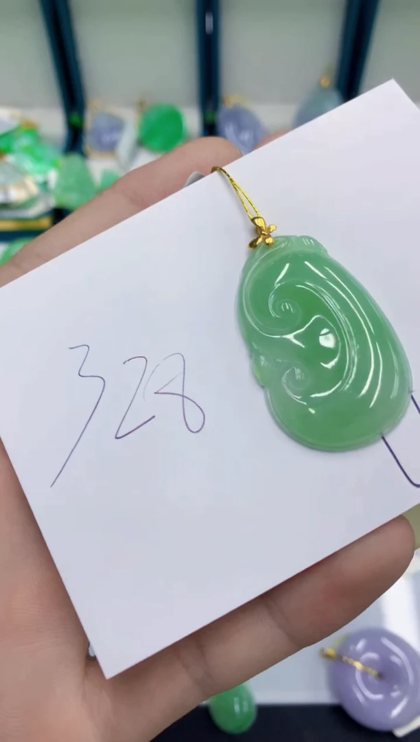 翡翠18K金镶嵌颈饰翡翠