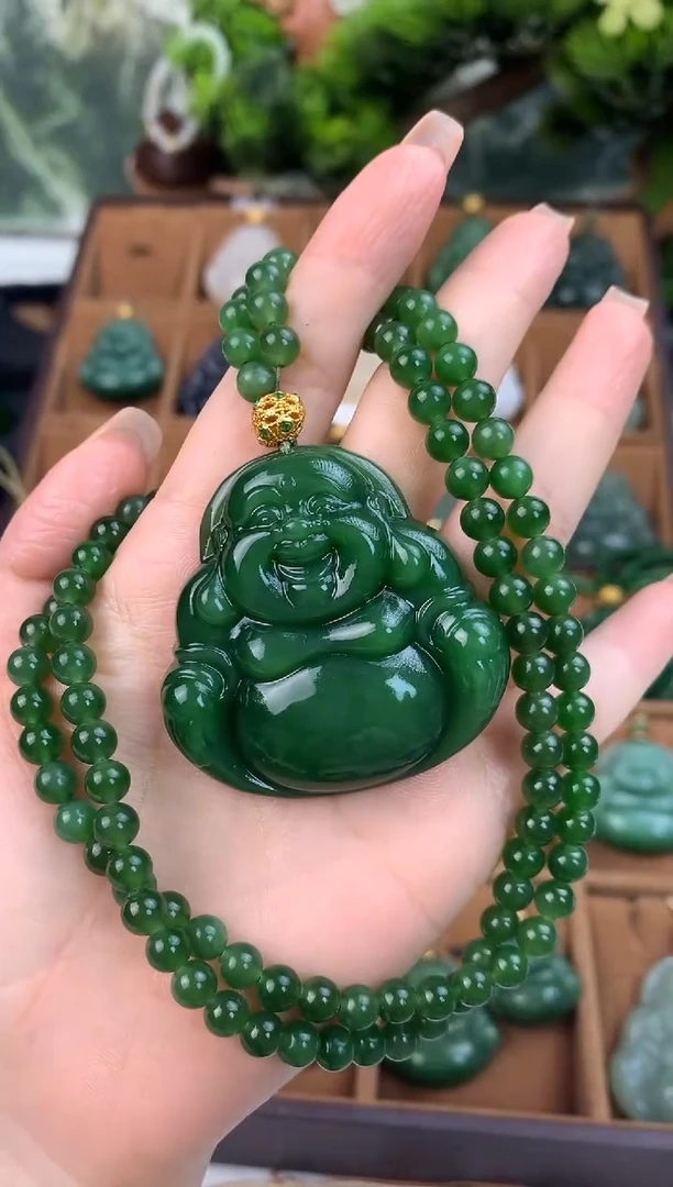 颈饰18K金镶嵌和田玉吊坠50mm