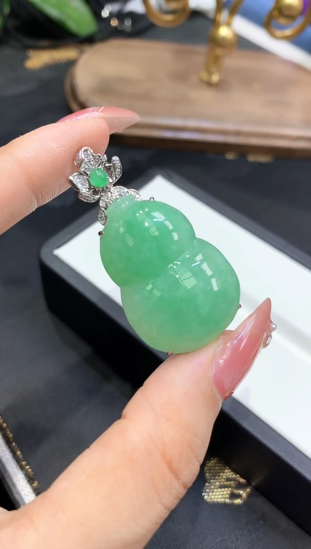 18K金镶嵌挂件翡翠葫芦