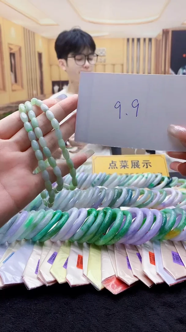 翡翠未镶嵌颈饰多样性发其一