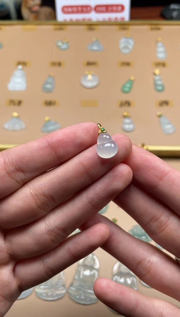 翡翠18K金镶嵌颈饰葫芦