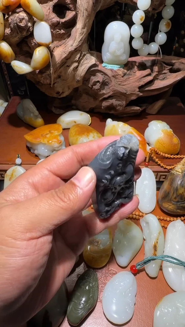 颈饰未镶嵌和田玉龙牌