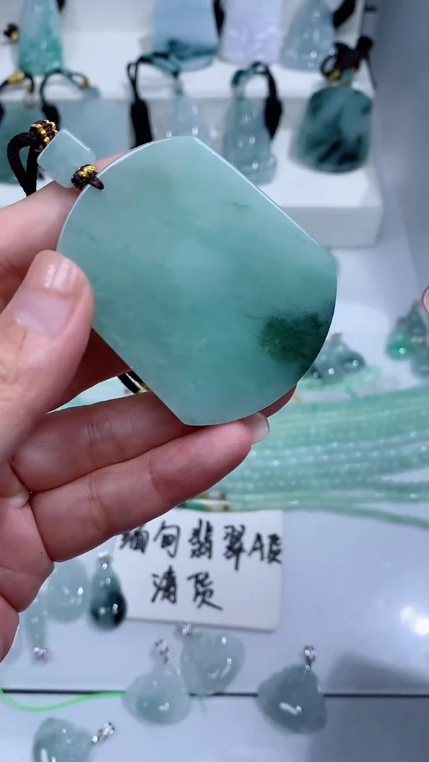 颈饰未镶嵌翡翠吊坠