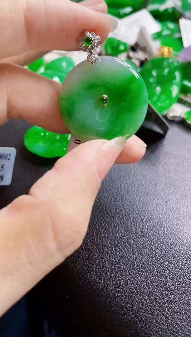 颈饰18K金镶嵌翡翠家**贝扣