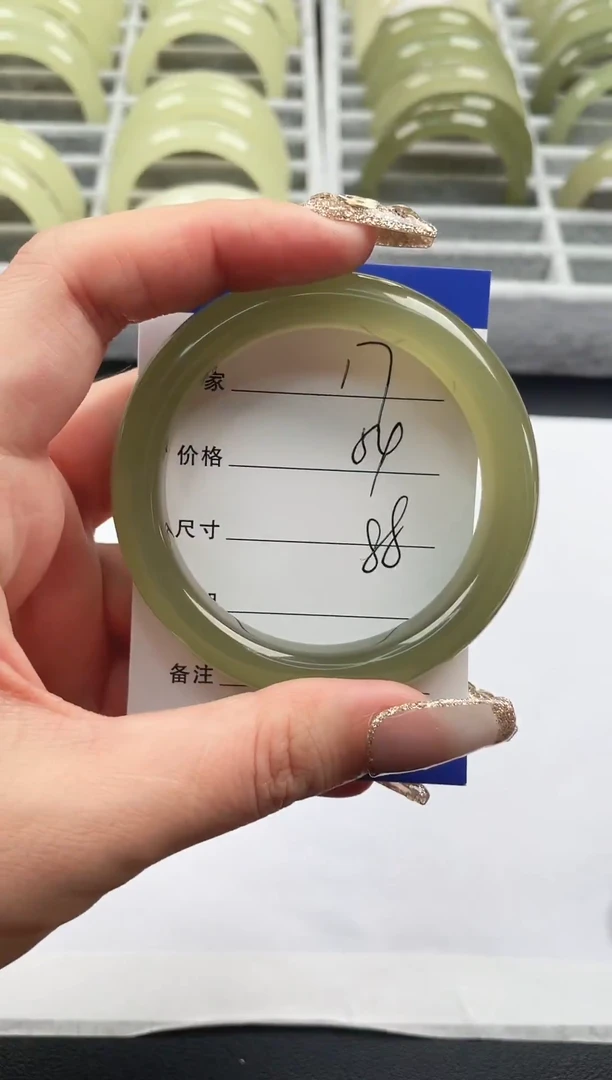 未镶嵌手镯石英质玉湖水绿