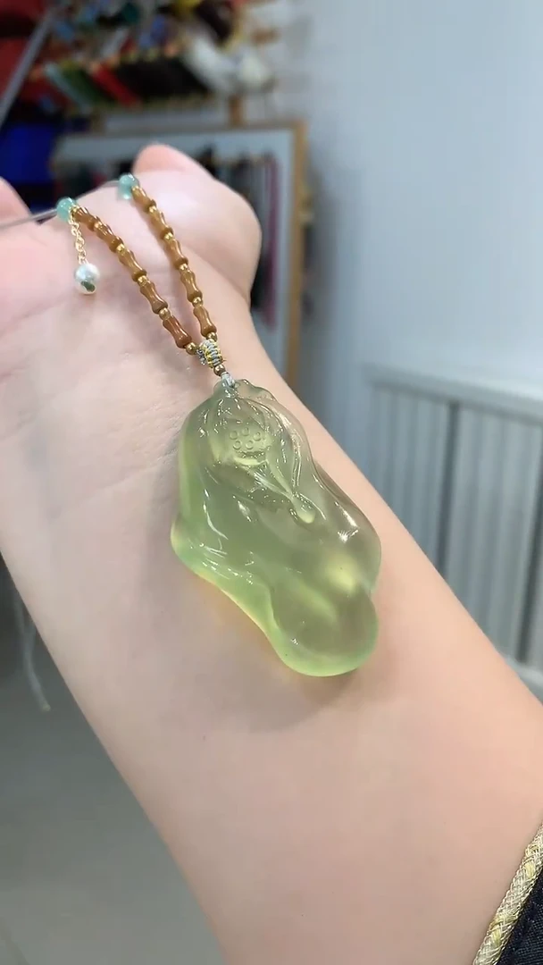 未镶嵌蛇纹石玉颈饰荷花