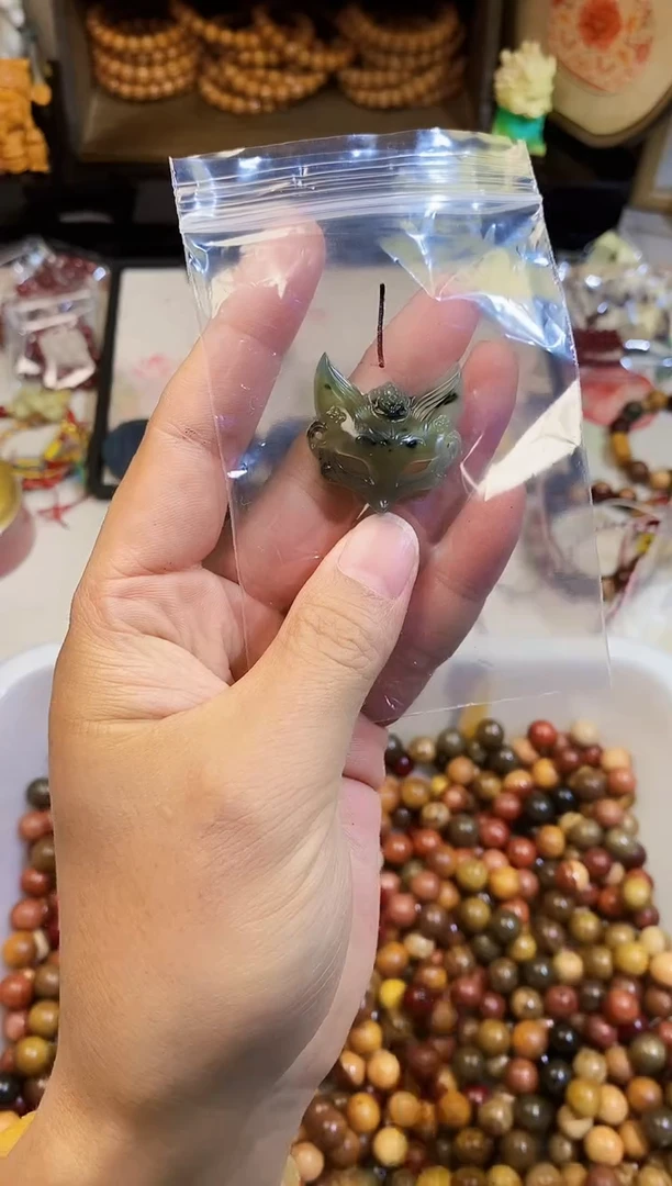 【闪购商品】蛇纹石玉颈饰未镶嵌1号面具