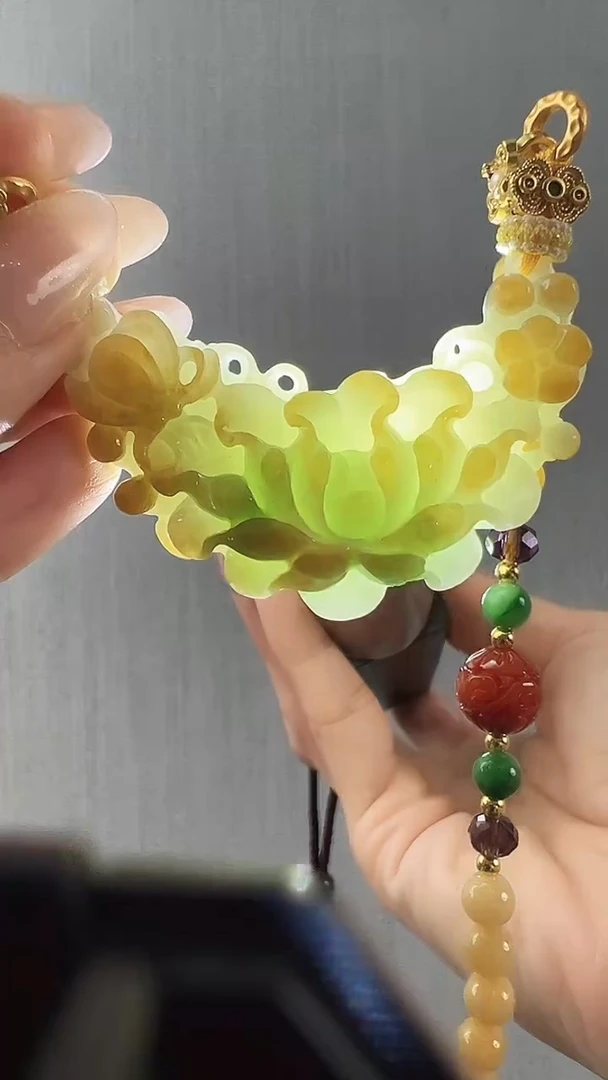颈饰未镶嵌翡翠蝶恋花
