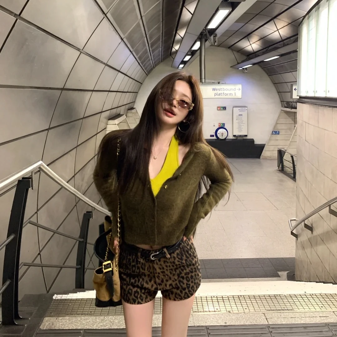 性感辣妹短款针织开衫外穿上衣洋气休闲百搭挂脖吊带背心豹纹短裤