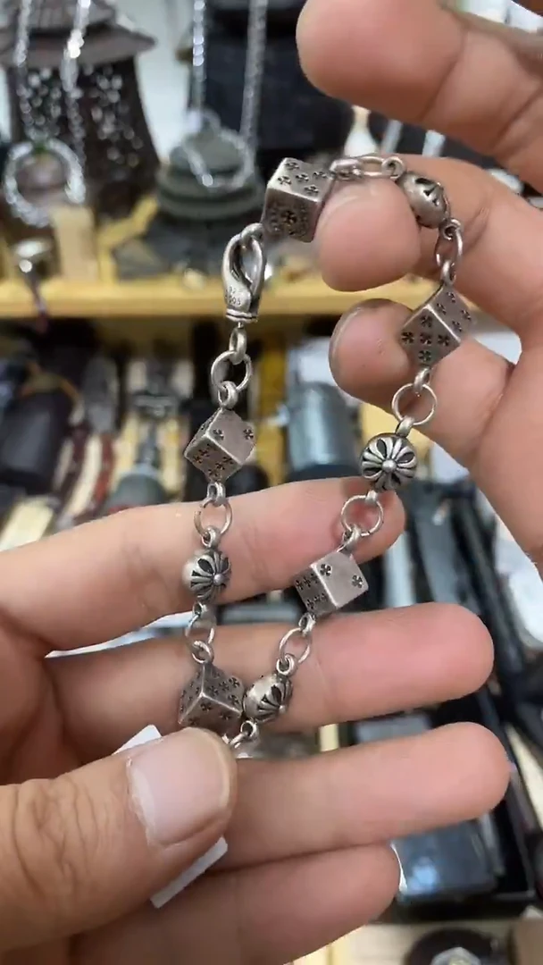 瓷片闪购商品  如图所示