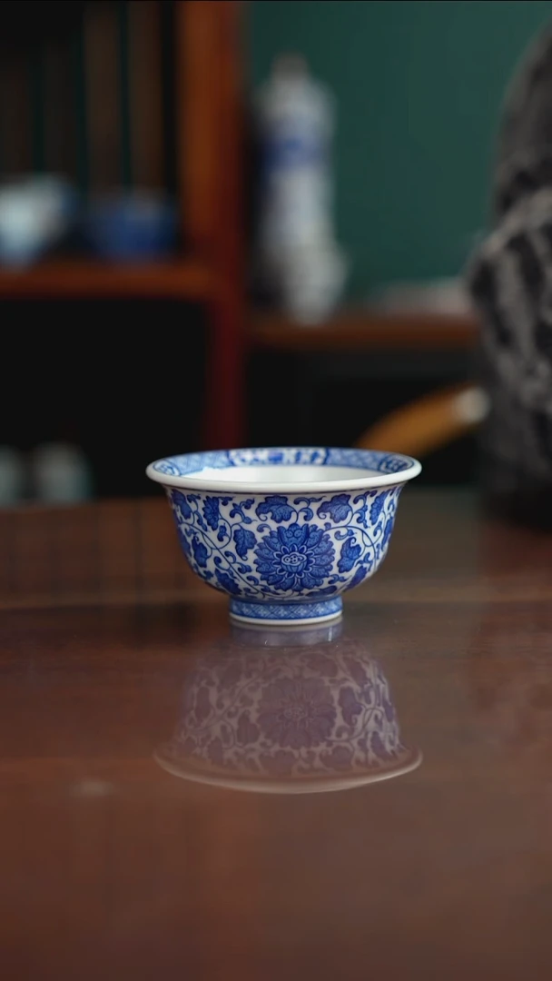 晓月窑青花缠枝压手杯