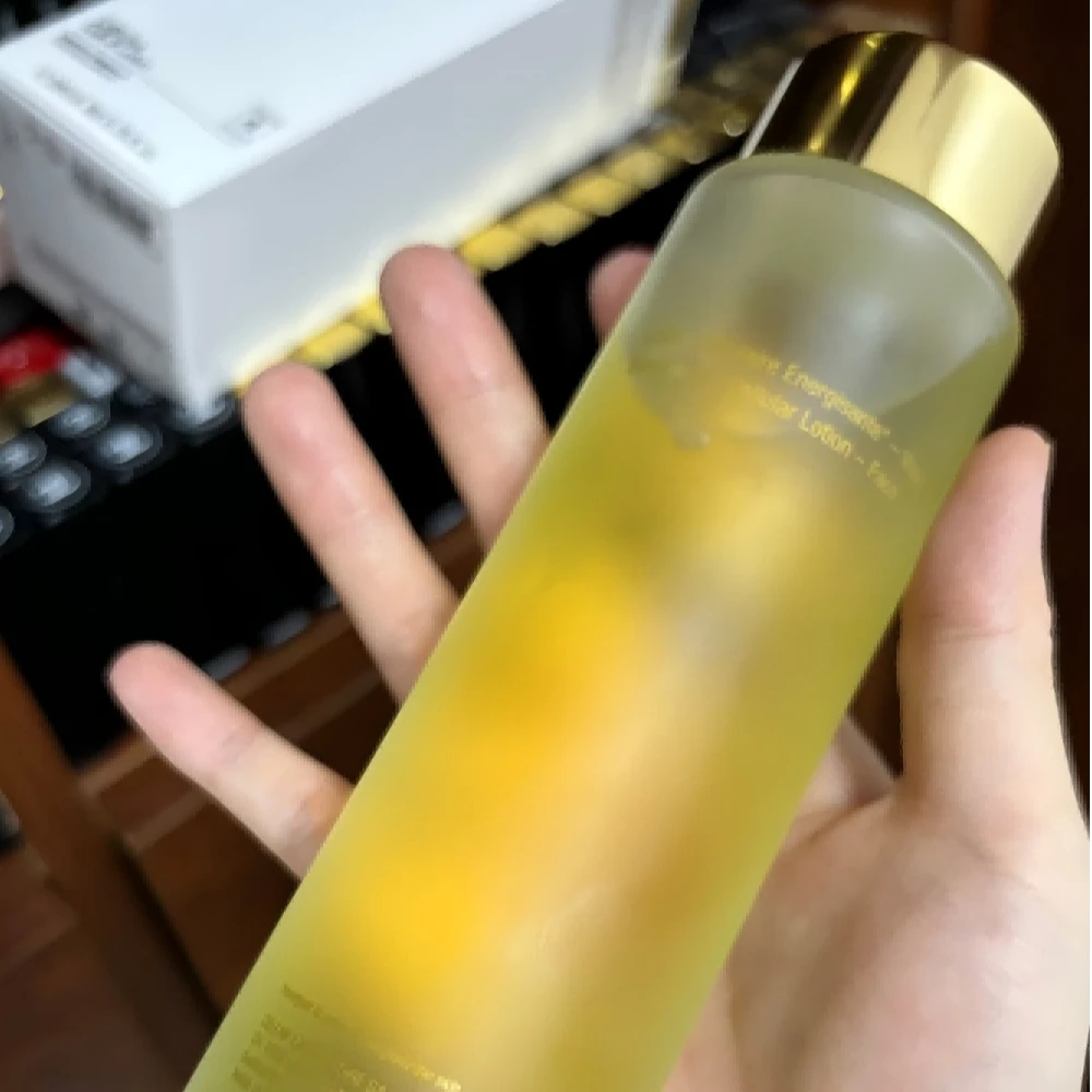黄色瓶子装的精粹水