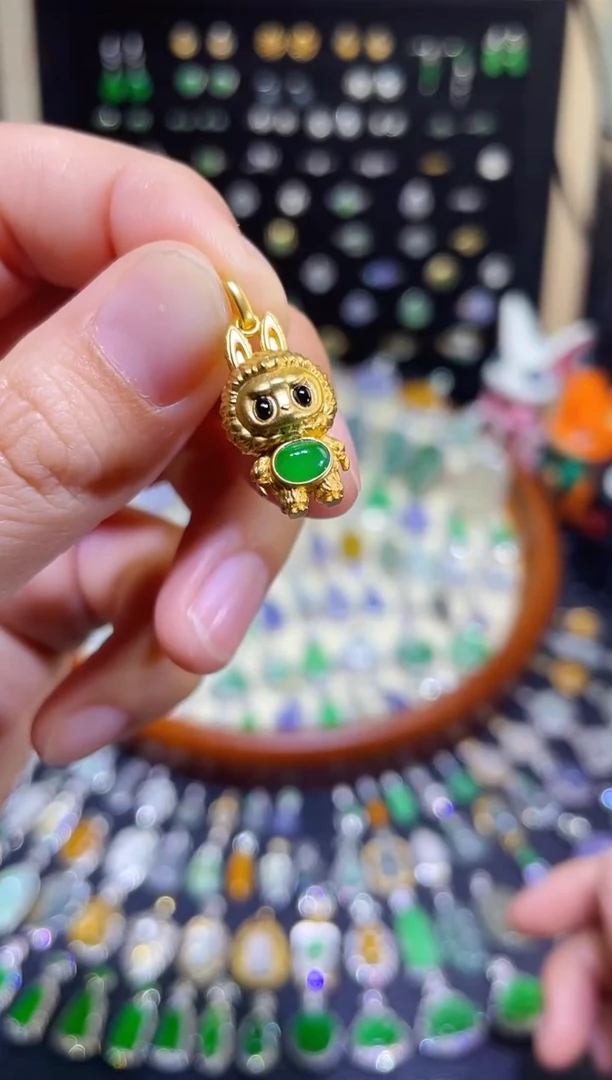 翡翠18K金镶嵌颈饰高冰玻满绿蛋面款吊坠