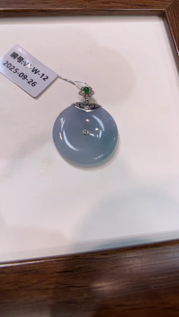 颈饰18K金镶嵌翡翠平安扣