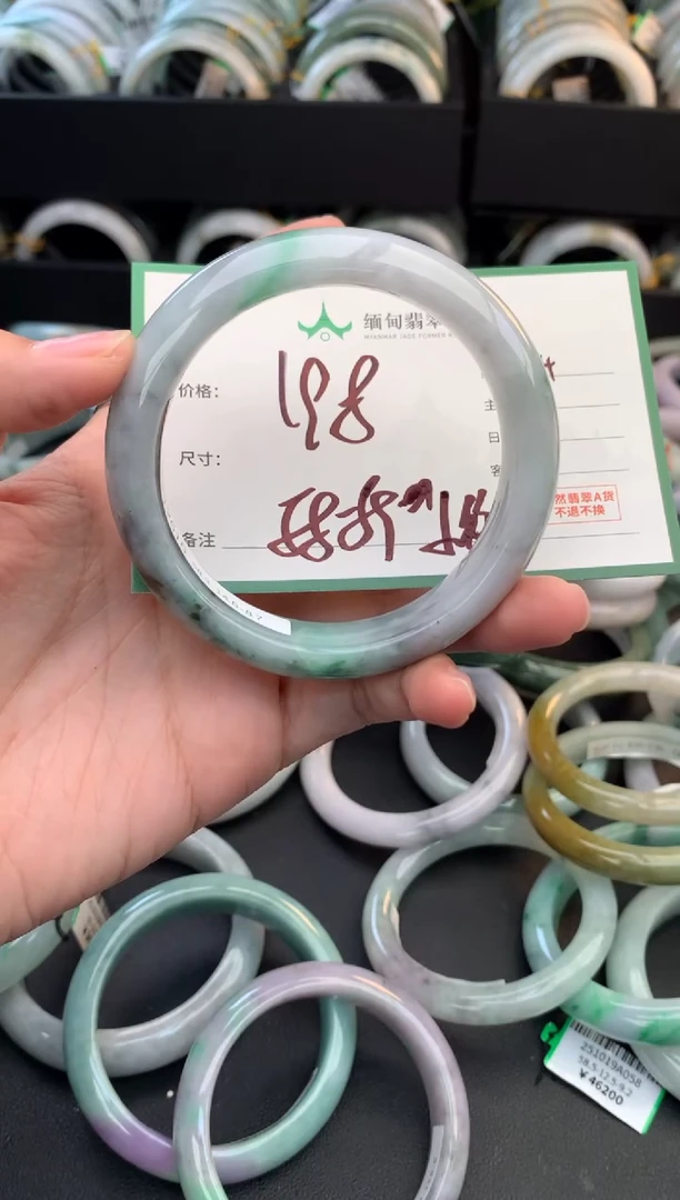 未镶嵌定制翡翠毛货需精细抛光+多人