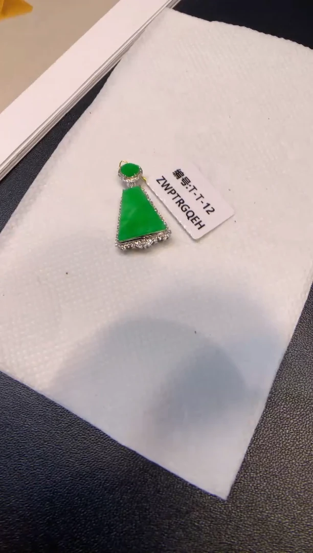 颈饰18K金镶嵌翡翠无事牌