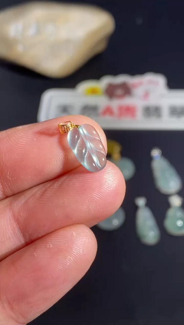 颈饰18K金镶嵌翡翠