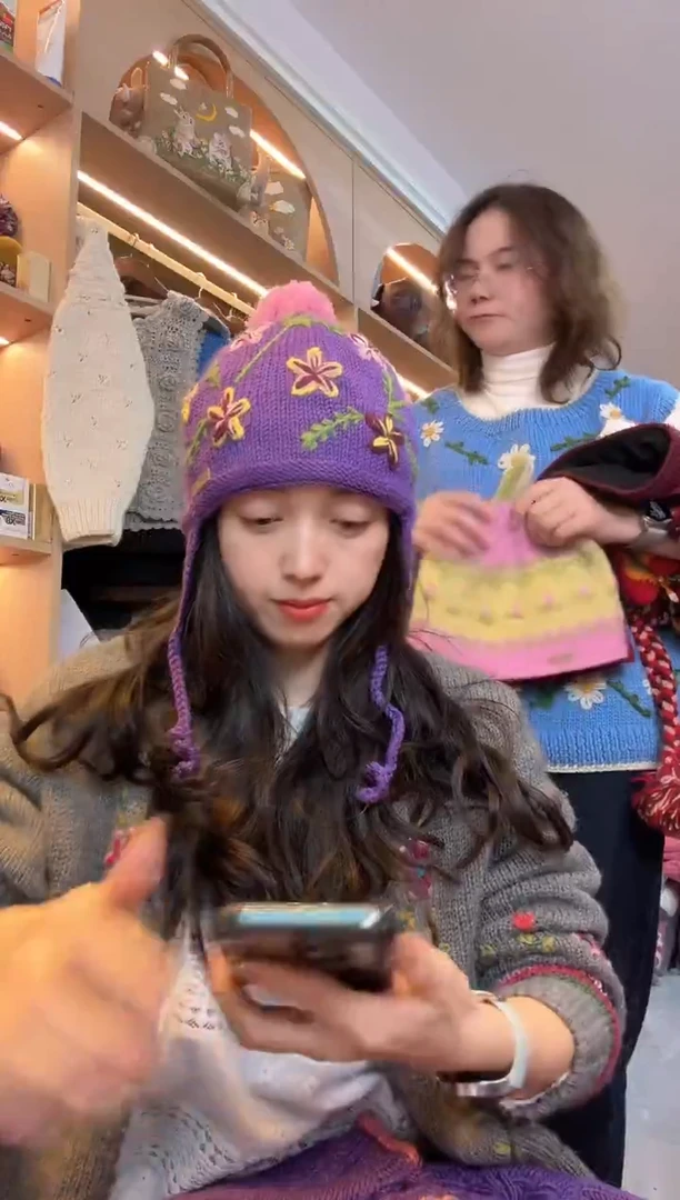 羊毛紫色刺绣护耳帽