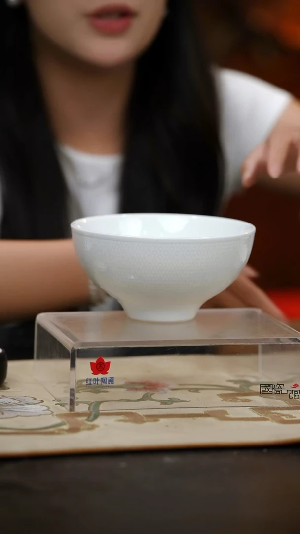 1个正价白釉雕刻6英寸非凡面碗
