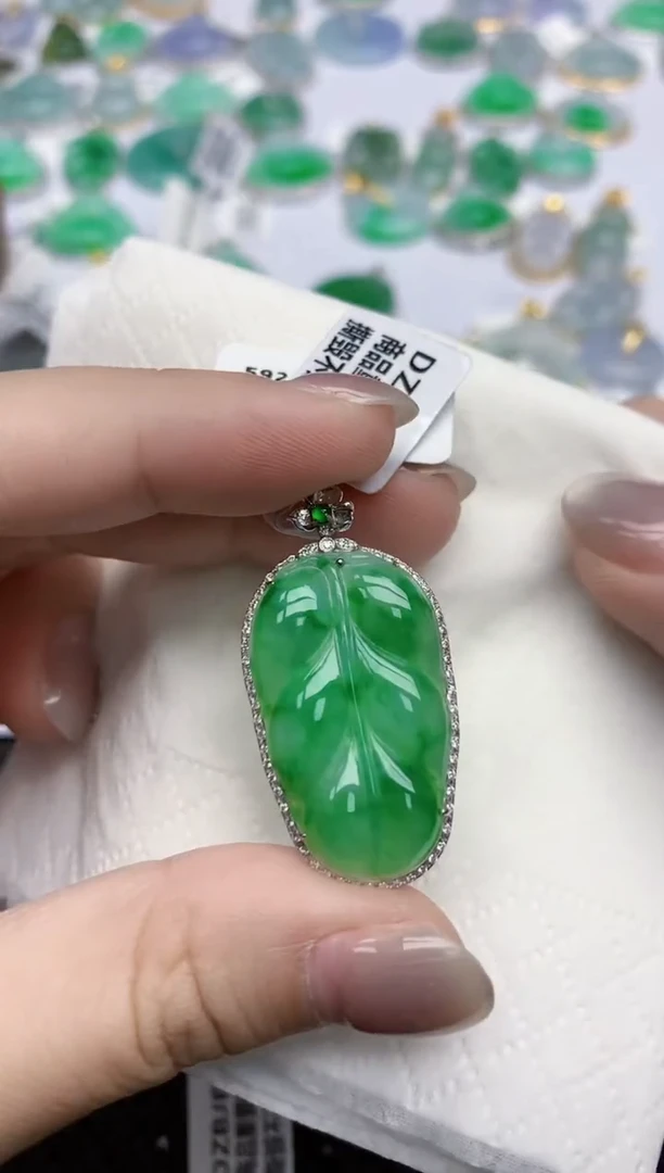 【闪购商品】翡翠颈饰18K金镶嵌天然翡翠A货