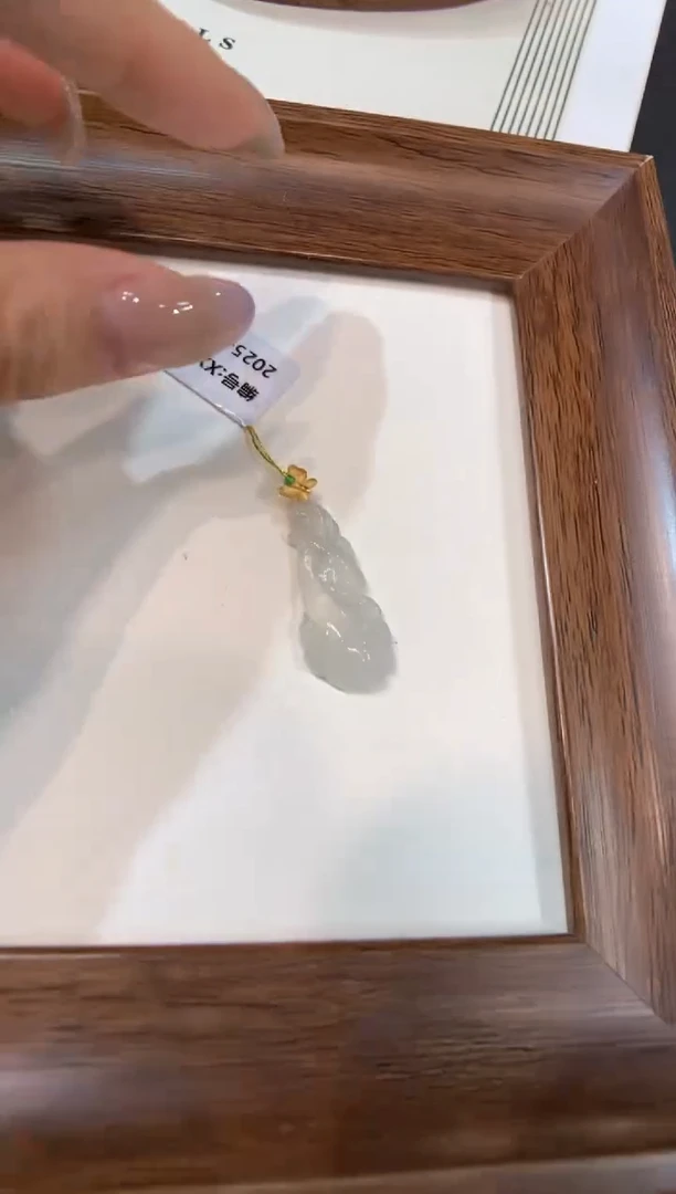 颈饰18K金镶嵌翡翠花件吊坠