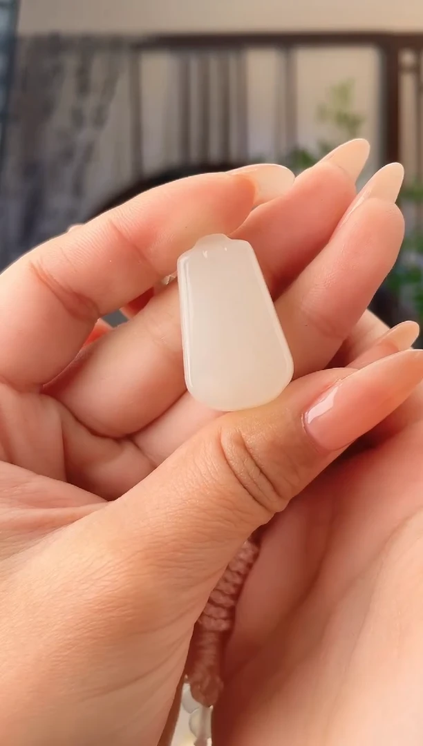 颈饰未镶嵌和田玉藕粉无事牌 多样性发其一