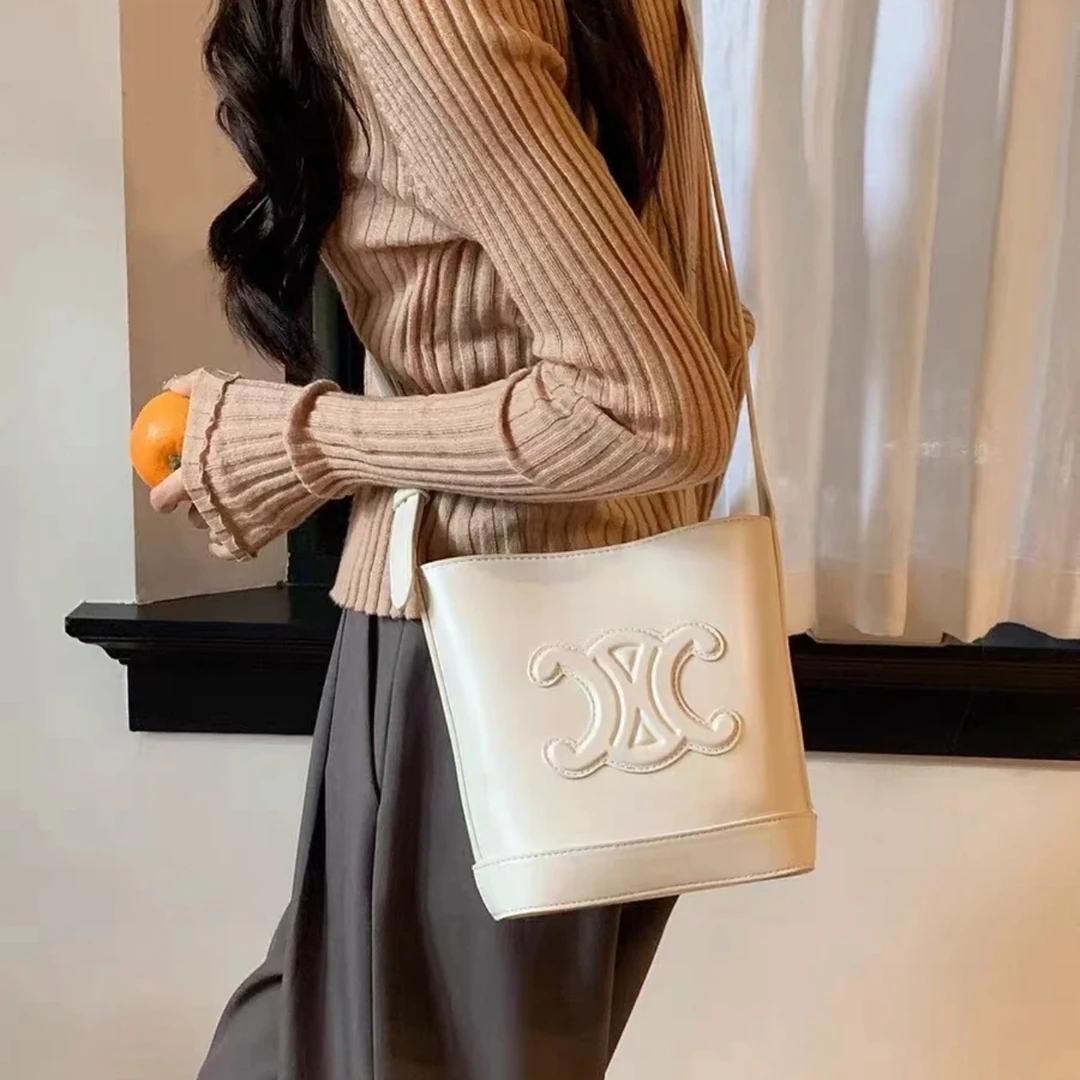 95新 Celine/思琳 裸色浮雕凯旋门logo水桶斜挎包B3145