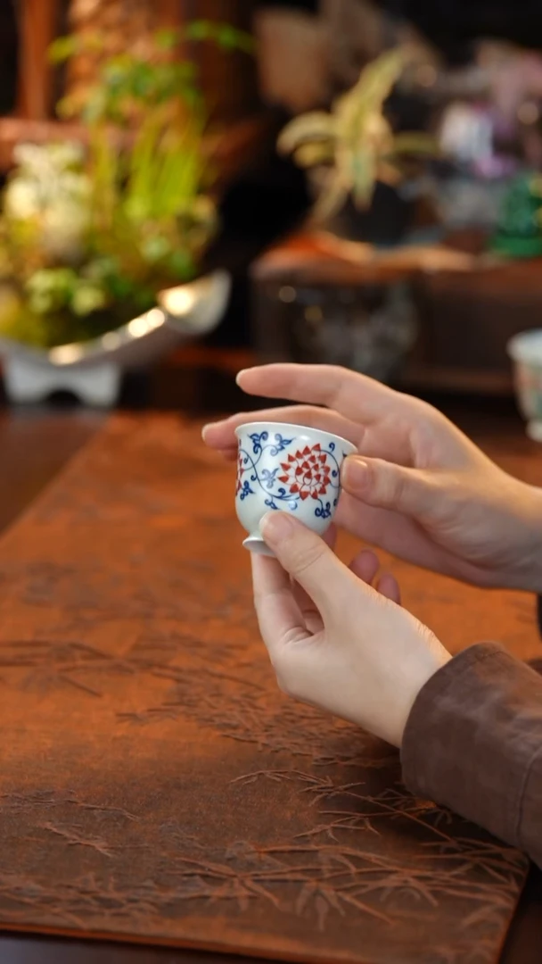 青花釉里红缠枝莲闻香杯