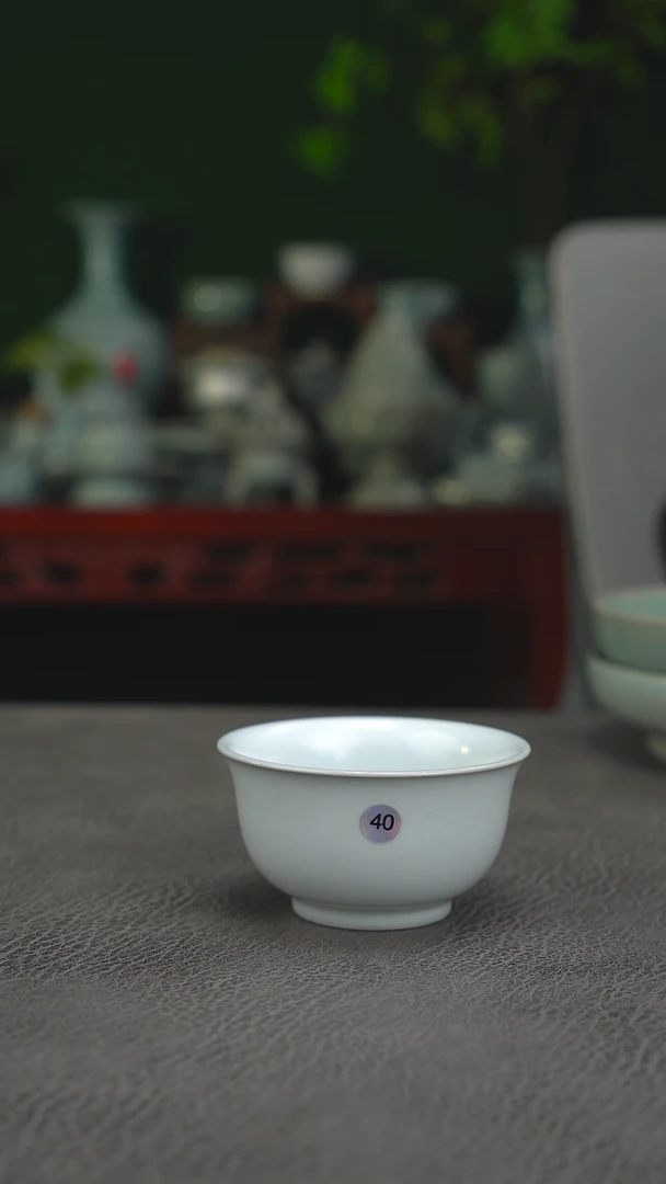 月白釉  40号压手杯  大瑕简包-二