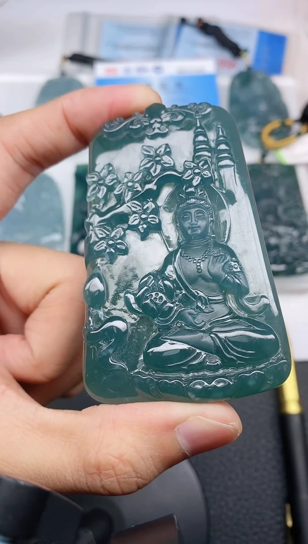 颈饰未镶嵌翡翠