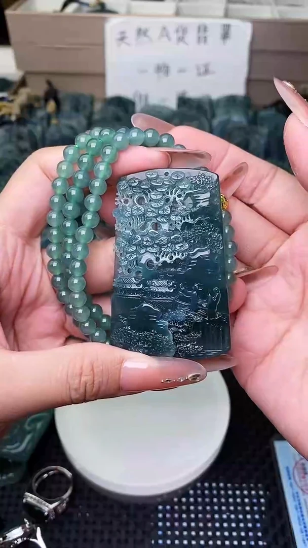 颈饰未镶嵌翡翠