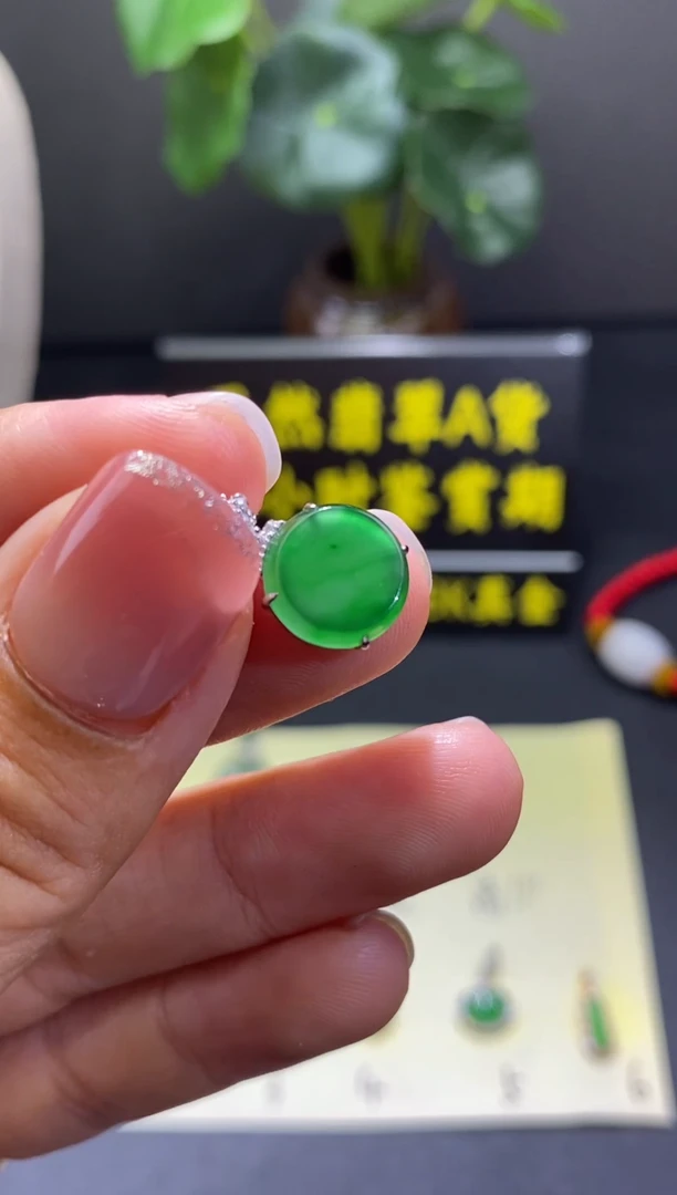 翡翠18K金镶嵌颈饰翡翠吊坠