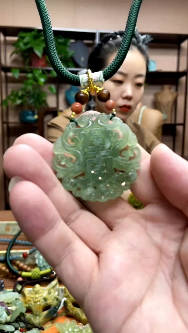 未镶嵌岫玉颈饰·1