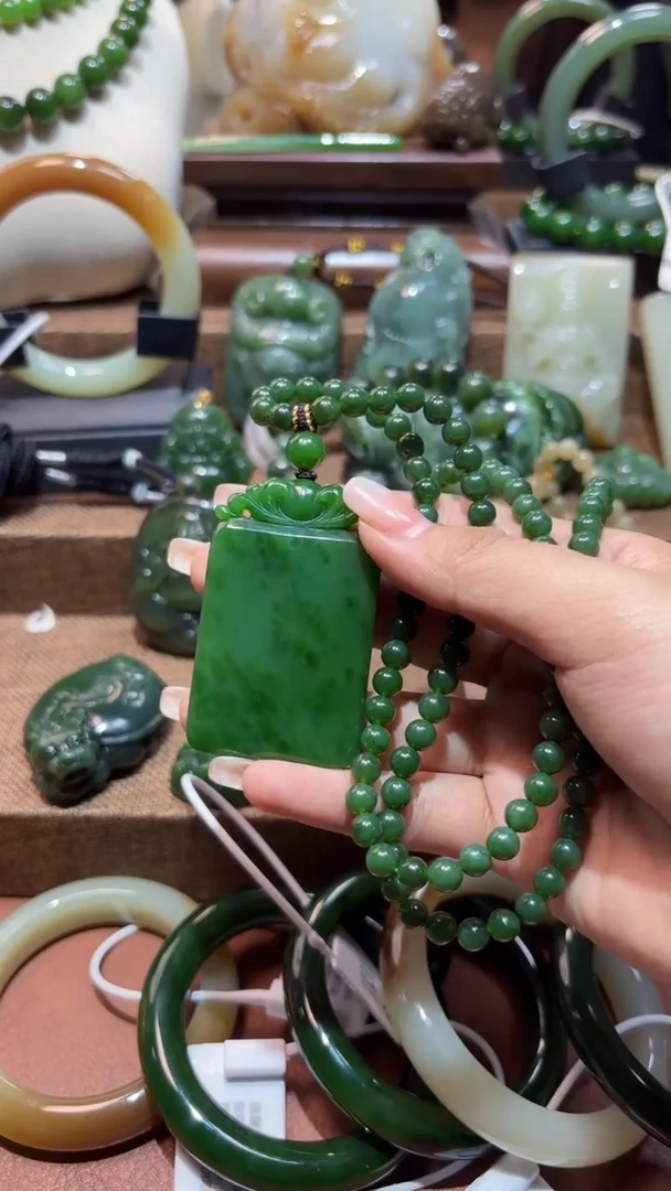 颈饰未镶嵌和田玉（碧玉）1