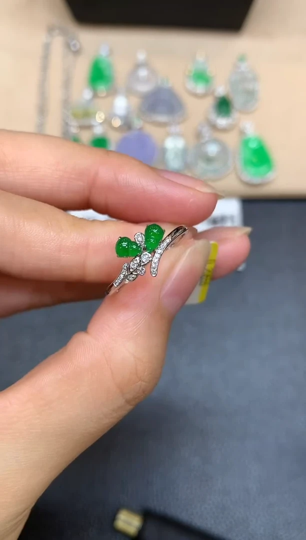 18K金镶嵌戒指翡翠葫芦【无服务费