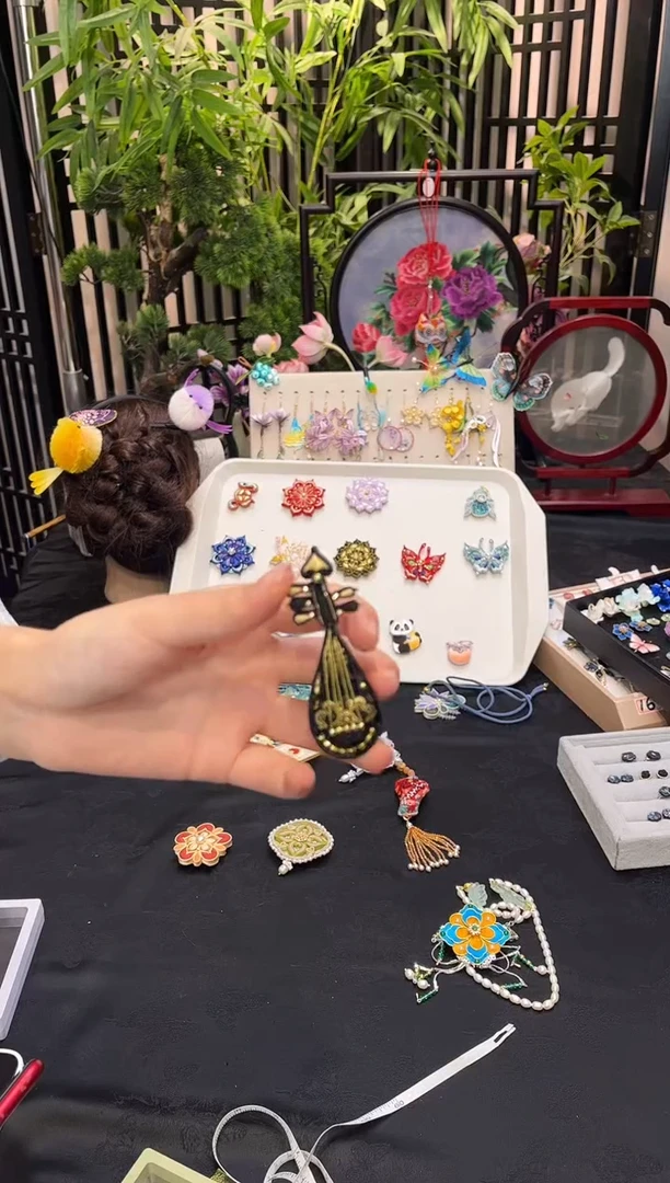 织绣叫****了非遗苏绣手工饰品