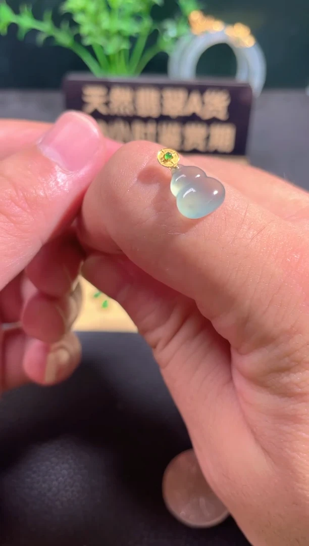 翡翠18K金镶嵌颈饰翡翠