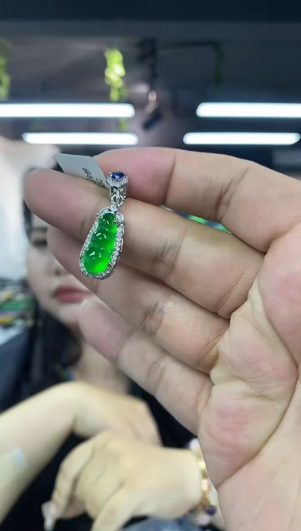 翡翠未镶嵌颈饰多样性发其一颜色微差