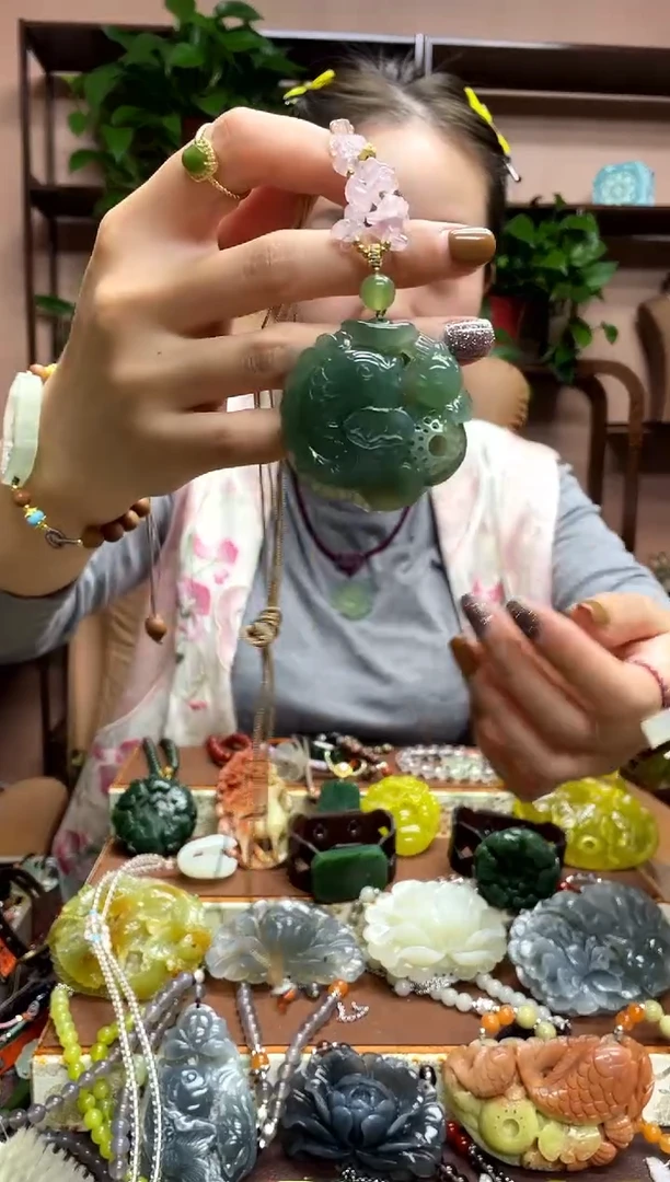未镶嵌岫玉颈饰·