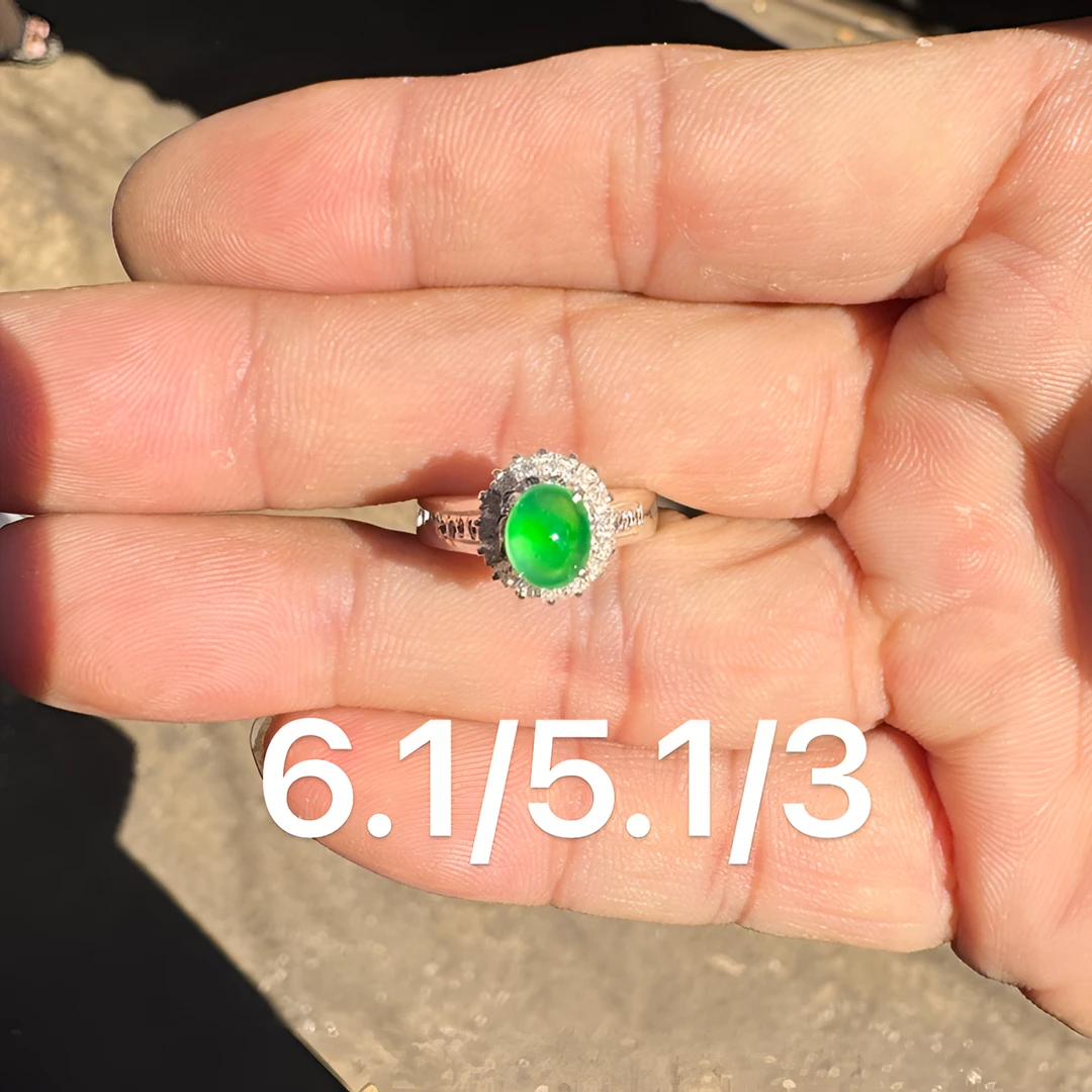 1213(小哪吒在源头)龙石种翡翠激光木那绿戒面干净杠味荧光足M400