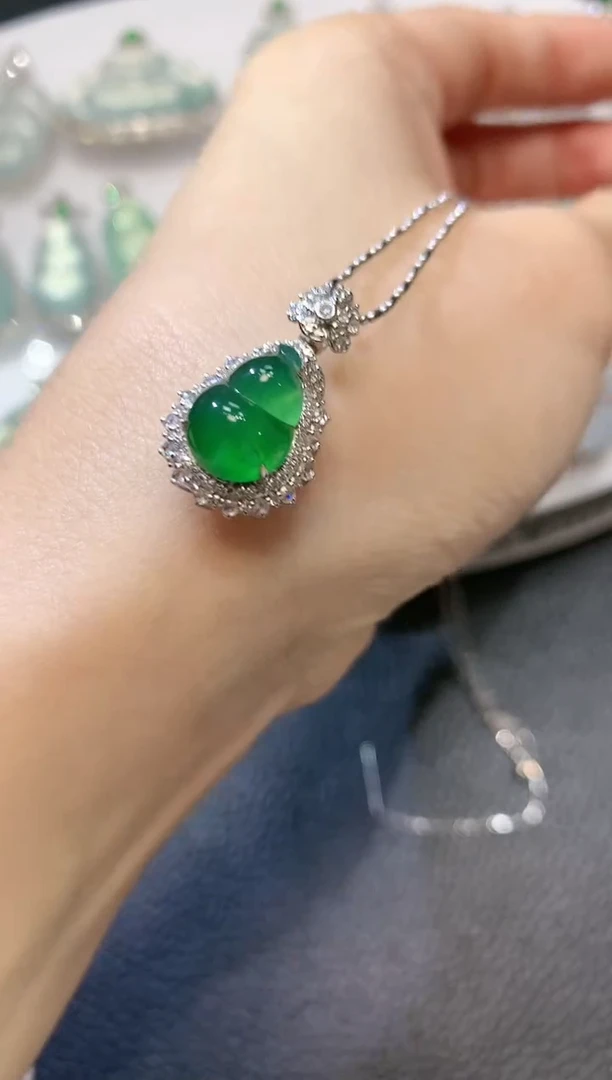 【闪购商品】翡翠吊坠(不含链)18K金镶嵌C1 多样性发货一件